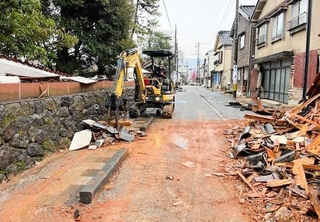 被災地で、倒壊した家屋を片付ける重機。芦屋市から駆け付けた吉田信昭さんらが操作した＝石川県輪島市（吉田さん提供）