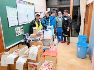 神戸から支援物資を届け、現地の人たちにエールを送った村井雅清さん（右から２人目）と吉椿雅道さん（中央）＝石川県七尾市（被災地ＮＧＯ恊働センター提供）