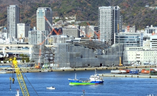 神戸港の新港第２突堤で２０２５年春の開業を目指す「神戸アリーナ」。ウオーターフロント再開発の目玉の一つだ＝神戸市中央区（撮影・笠原次郎）