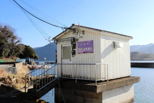 潮位を観測している津居山港の検潮所＝兵庫県豊岡市小島
