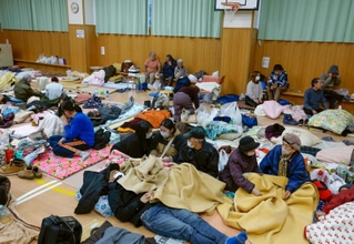 能登半島地震で避難所に身を寄せる大勢の人たち＝３日午後、石川県輪島市