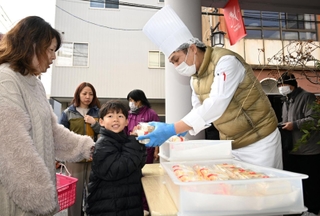 イチゴのショートケーキを手に喜ぶ子ども。母は「久しぶりに笑顔が見られた」＝６日午前、石川県七尾市（撮影・風斗雅博）
