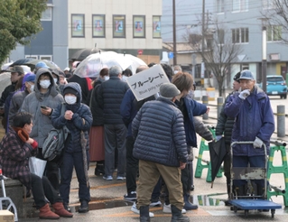 配給されるブルーシートを入手しようと列をつくる人々＝６日午前、石川県七尾市内（撮影・風斗雅博）