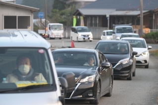 地震の影響により迂回路で渋滞する車の列＝６日午後、石川県七尾市内（撮影・風斗雅博）