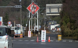 地震で道路が寸断された被災地。支援が届きにくい状態が続いている＝６日午前、石川県七尾市（撮影・風斗雅博）