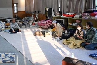 地震から逃れ、避難所で身を寄せる住民ら＝６日午後、石川県七尾市（撮影・風斗雅博）