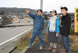 加賀淳一さん（左）から小牧地区の被害状況を聞く増島智子さん（中央）と山村太一さん（右）＝６日午後、石川県七尾市（撮影・風斗雅博）