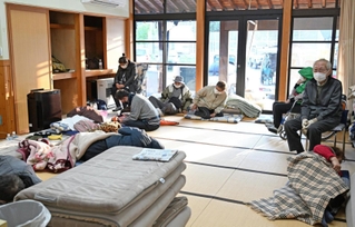 避難所で身を寄せる住民ら＝６日午後、石川県七尾市（撮影・風斗雅博）