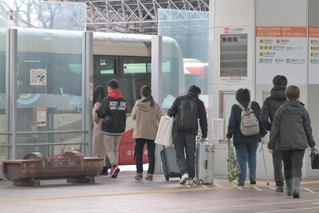 路線バスに乗り込む人たち＝８日午前、石川県金沢市のＪＲ金沢駅前（撮影・風斗雅博）