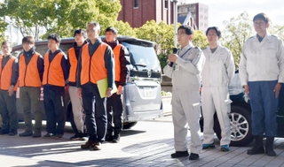 能登半島地震の避難所支援のため、石川県珠洲市へ出発する兵庫県と神戸市の職員＝８日、兵庫県庁