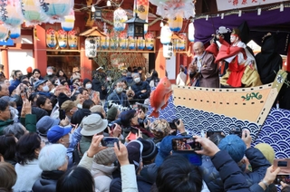 柳原蛭子神社で奉納された「戎舞」＝９日午前、神戸市兵庫区西柳原町（撮影・笠原次郎）