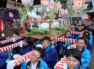 まぐろ奉納御輿をかつぐ人たち＝９日午前、神戸市兵庫区西柳原町（撮影・笠原次郎）