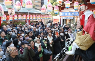 淡路人形浄瑠璃の奉納で、参拝者に福を振りまく「えびす様」＝９日午前、神戸市兵庫区西柳原町、柳原蛭子神社（撮影・笠原次郎）