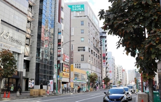 現在の「神戸サウナ＆スパ」が立つ生田新道。全壊したビルを建て直し、１９９７年４月に営業を再開した＝神戸市中央区下山手通２