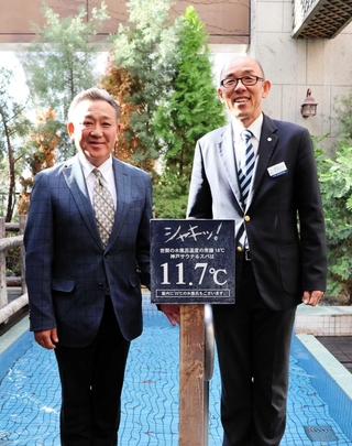 水風呂の温度「１１・７度」に込めた阪神・淡路大震災への思いを語る津村浩彦さん（右）と橋本憲一さん＝神戸市中央区下山手通２