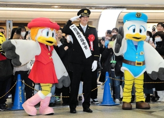 一日通信指令官として啓発イベントに参加する才木浩人投手＝神戸市中央区東川崎町１