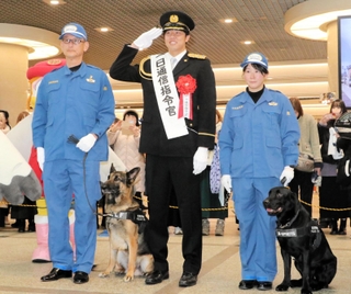 一日通信指令官として啓発イベントに参加する才木浩人投手＝神戸市中央区東川崎町１