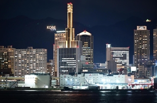震災２９年を前に、神戸の街に浮かぶ「１・１７」の電飾＝１０日夜、神戸市中央区港島１から（撮影・中西幸大）
