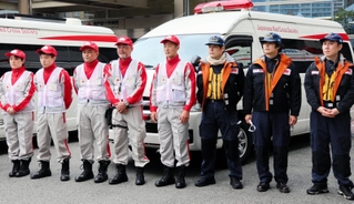 被災地に派遣された兵庫県災害医療センターのＤＭＡＴ隊員（右）と神戸赤十字病院の救護班員＝神戸市中央区脇浜海岸通１