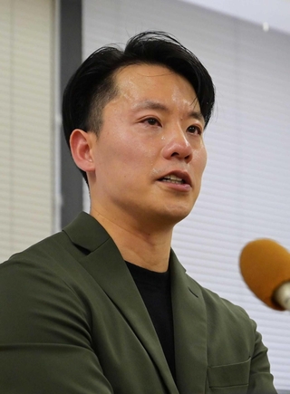 涙ながらに阪神・淡路大震災からの日々を振り返る鈴木佑一さん＝１０日午後、神戸市役所（撮影・斎藤雅志）