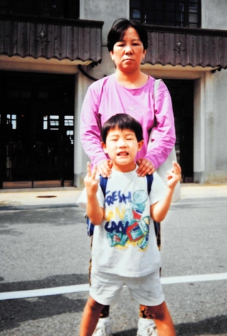 母富代さんと５歳の鈴木佑一さん。震災前年の秋に撮影された（鈴木さん提供）