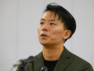 涙ながらに阪神・淡路大震災からの日々を振り返る鈴木佑一さん＝１０日午後、神戸市役所（撮影・斎藤雅志）