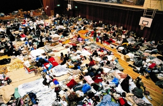 阪神・淡路大震災の発生から５日目の避難所の様子＝１９９５年１月２２日、神戸市長田区、市立神楽小学校