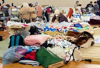 体育館の床で雑魚寝が続く河井小学校の避難所＝石川県輪島市河井町（金田真須美さん提供）