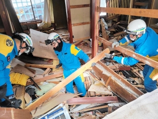 倒壊家屋で取り残された人の救出に当たる兵庫県警の警察官＝２日、輪島市内（県警提供）
