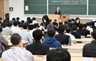 問題用紙が配られ、試験開始を待つ受験生＝１３日午前、神戸市東灘区岡本８、甲南大（撮影・風斗雅博）