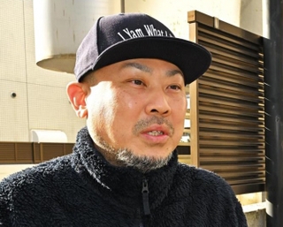 弟とキャッチボールをした路地で、家族への思いを語る藤本竜也さん＝神戸市兵庫区中道通７（撮影・斎藤雅志）