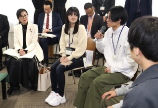 若者たちと意見交換をする加藤鮎子大臣（左）＝尼崎市若王寺２、尼崎市立ユース交流センター