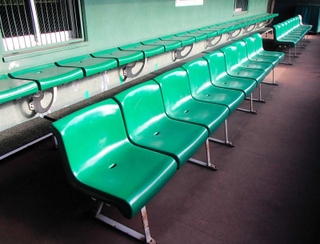 プロ野球選手らも座るベンチ。クッション性をよくする予定だ（神戸市提供）