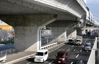 ６３５メートルにわたって横倒しになった阪神高速道路神戸線。湾岸線を含む６カ所で橋脚が崩れ、１６人が亡くなった＝２０２４年１月１３日、神戸市東灘区（撮影・風斗雅博）