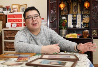 小学１年で被災し、弟２人を亡くした柴田大輔さん。能登半島地震の被災地の子どもたちに思いを寄せる＝神戸市長田区松野通４の実家で（撮影・長嶺麻子）