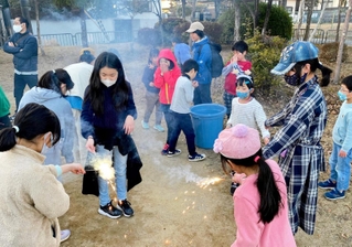 ルールづくりのワークショップで、花火を楽しむ子どもたち（川西市提供）