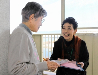 災害時には日ごろのつながりが生きる。その思いで、１人暮らしの高齢者宅を訪問する民生委員の貴山好江さん（左）＝西宮市内
