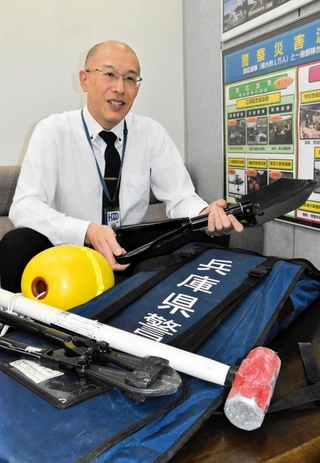 工具の配備や競技大会の開催など、災害時の救助態勢の底上げに努める兵庫県警災害対策課の松本博之さん＝県警本部