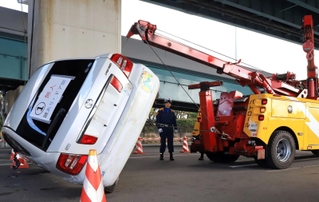 大地震で横転したという想定の乗用車を引き起こす訓練＝西宮市甲子園浜１（撮影・吉田敦史）