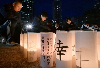 阪神・淡路大震災の犠牲者に祈りをささげる人たち＝１６日午後５時４６分、神戸市中央区加納町６、東遊園地（撮影・斎藤雅志）