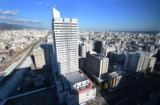 ２０２４年中に復興市街地再開発事業が終了する新長田駅南地区＝神戸市長田区のＪＲ新長田駅南（撮影・中西幸大）