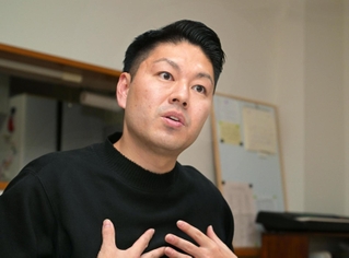 阪神・淡路大震災後の歩みを振り返る前田健太さん＝滋賀県草津市（撮影・斎藤雅志）