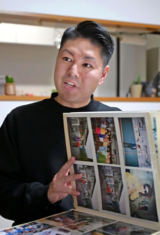 アルバムをめくり、亡くなった両親への思いを語る前田健太さん＝滋賀県草津市（撮影・斎藤雅志）