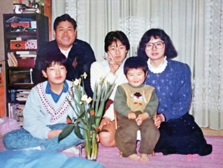 震災前に撮影した家族写真。右から２人目が前田健太さん（前田さん提供）
