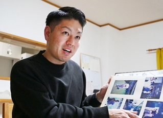 アルバムをめくり、亡くなった両親への思いを語る前田健太さん＝滋賀県草津市（撮影・斎藤雅志）