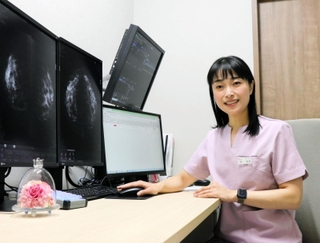 医師の道に進み、神戸・元町に乳腺専門クリニックを開業した尹玲花さん＝神戸市中央区下山手通３