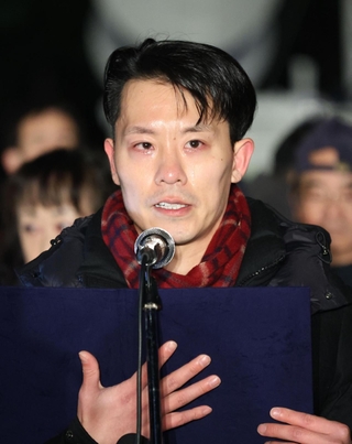 阪神・淡路大震災１・１７のつどいで、遺族代表として追悼のことばを述べた鈴木佑一さん＝１７日午前５時５１分、神戸市中央区加納町６、東遊園地（撮影・長嶺麻子）