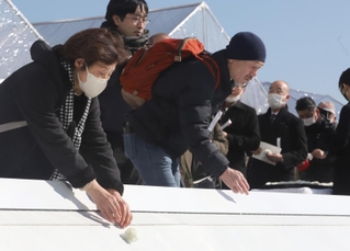 ひょうご安全の日のつどいに参列し、献花する人たち＝１７日午後１時９分、神戸市中央区脇浜海岸通１、人と防災未来センター（撮影・辰巳直之）