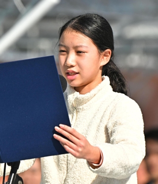 メッセージを読み上げる神戸市立なぎさ小６年の橋本歩実さん＝１７日午後０時１７分、神戸市中央区脇浜海岸通１、人と防災未来センター（撮影・斎藤雅志）