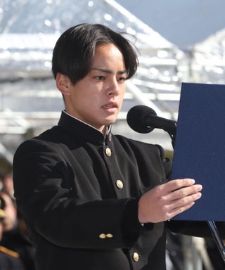 メッセージを読み上げる県立舞子高校３年の松本航海さん＝１７日午後０時２０分、神戸市中央区脇浜海岸通１、人と防災未来センター（撮影・辰巳直之）